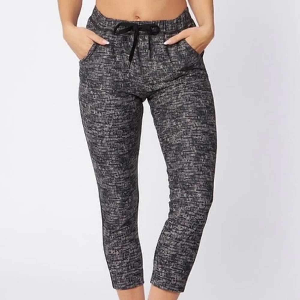 Scorpio Sol Fare Crop Heathered Charcoal Grey Joggers, Size M NWT